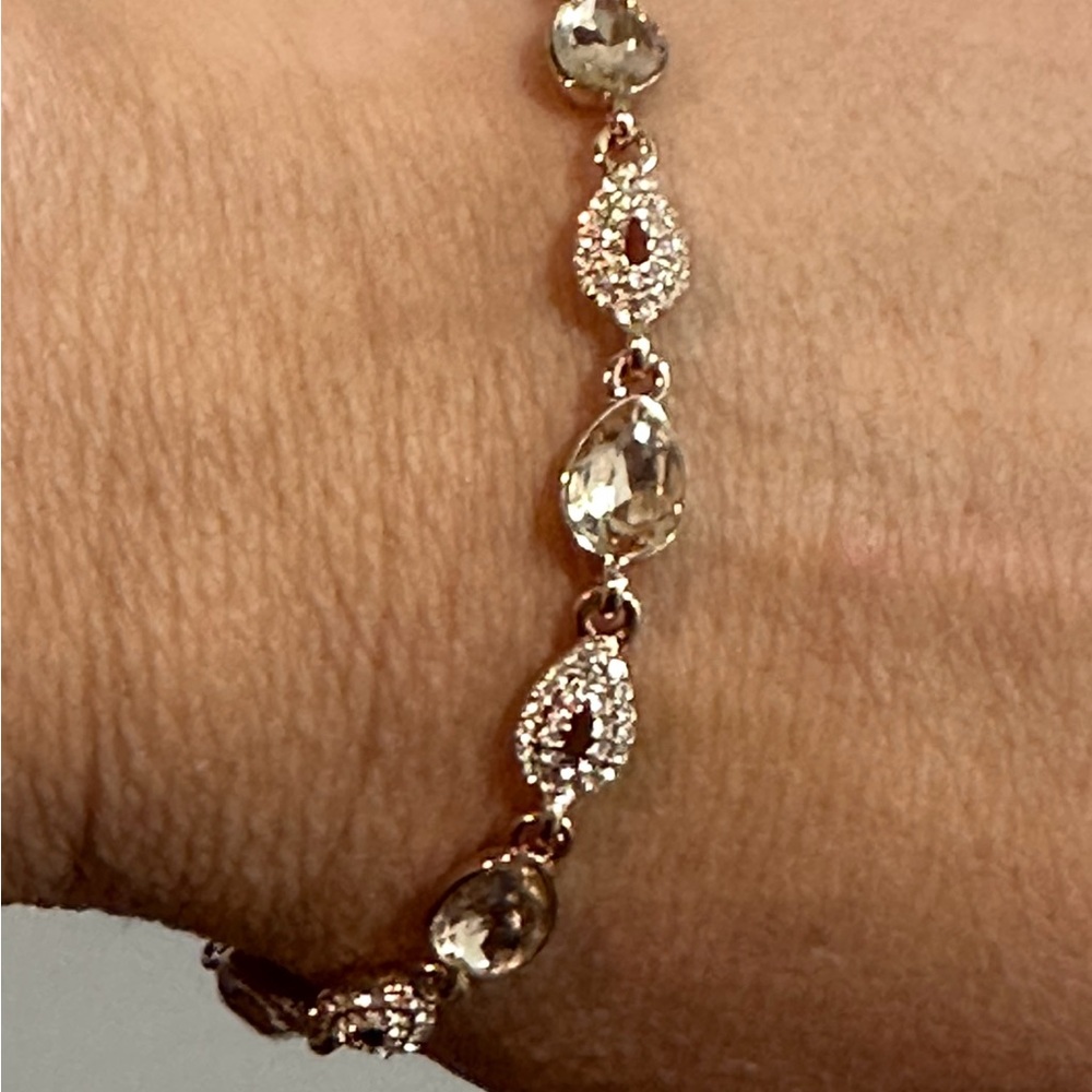 Intricate Silver Bracelet with Sparkling Teardrop Links
